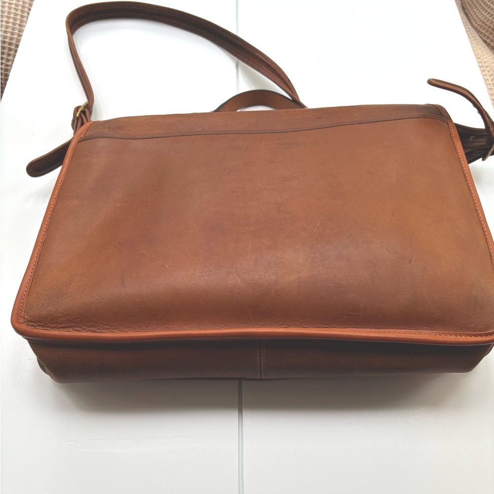 Vintage Coach Unisex Metropolitan Messenger Bag with Turnlock and Shoulder Strap - Picture 6 of 12